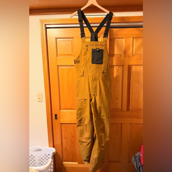Flylow Men’s ski Bib with Black Pocket
